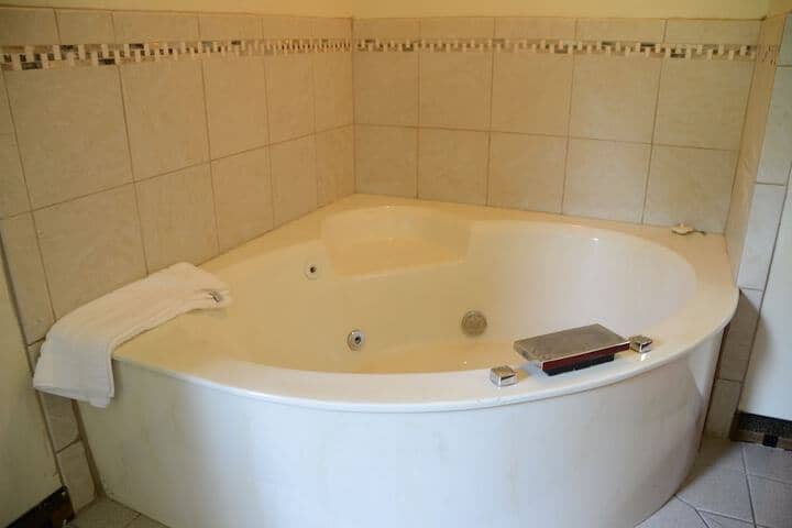 Jetted tub