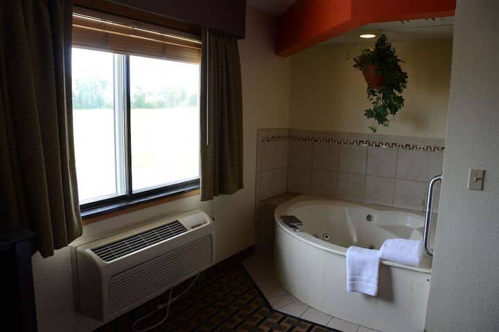 Jetted tub